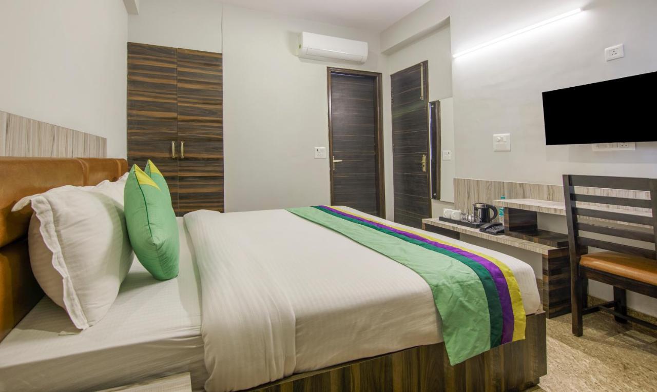 Treebo Swastika Premium Hotel Noida Exterior foto